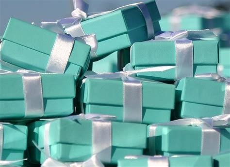 love those little blue boxes tiffany and co bleu tiffany verde tiffany tiffany blue box