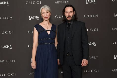 Após 20 Anos Solteiro Keanu Reeves Apresenta Ao Mundo Sua 1ª Namorada