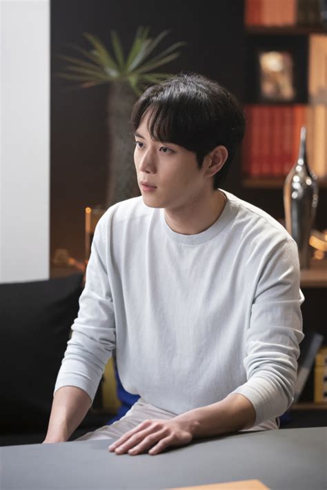 극중 심수련, 배로나(김현수), 주석훈(김영대)이 로건리 차 폭발사고 현장에서 추모 공간을 바라보고 있는 장면. 스포츠서울 - '펜트하우스2' 김영대, 김현수 살해한 범인 찾기 ...