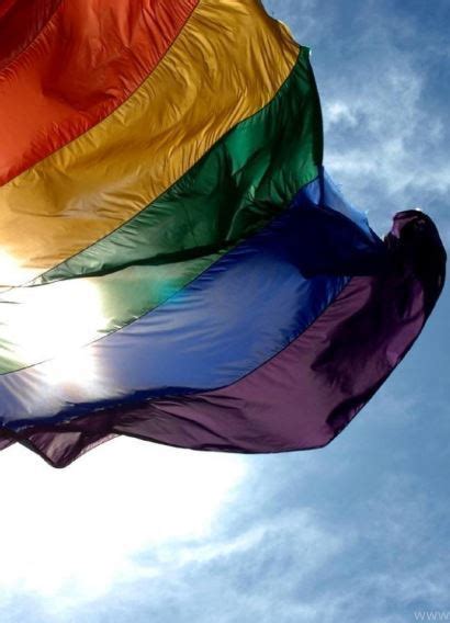 As bandeira lgbt é um símbolo de orgulho e do reconhecimento da cultura lgbt em todo o mundo. Bandeira LGBT: Cores, Png, Emoji, Wallpapers e mais