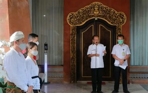 2 Bule Rusia Berfoto Bugil Di Pohon Suci Gubernur Bali Geram Usir