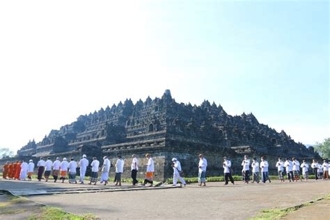 Tiap Tanggal 1 Dan 15 Umat Buddha Selenggarakan Doa Di Candi Borobudur