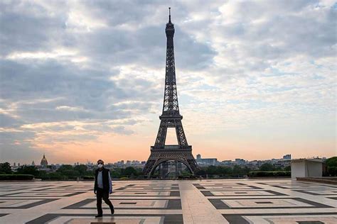 Herausgeputzt Der Eiffelturm In Paris Erhält Goldenen Anstrich