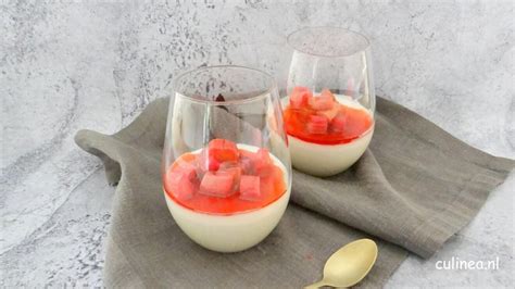 Kokosmelk Panna Cotta met rabarber