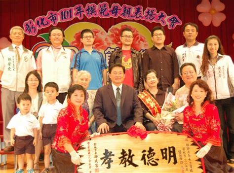 The site owner hides the web page description. 母獲模範母親表揚 九把刀成影迷追逐焦點 - 自由娛樂