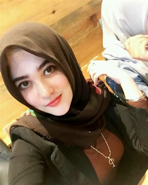 Cewek Hijab Gaya Manja Dan Cantik Tante Ara