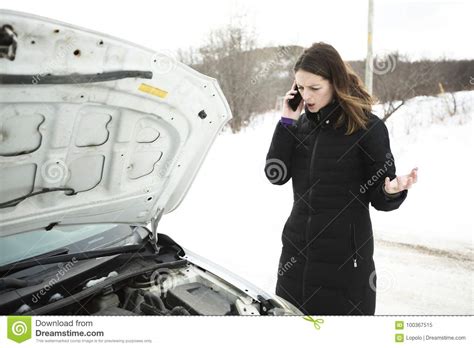 Dziewczyna Na Zimy Drodze Dzwoni Telefon Blisko Samochodu Obraz Stock Obraz Złożonej Z