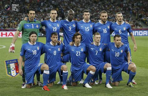 The italy national football team (italian: Players of team Italy pose for a team photo before the start of their Euro 2012 quarter-final ...