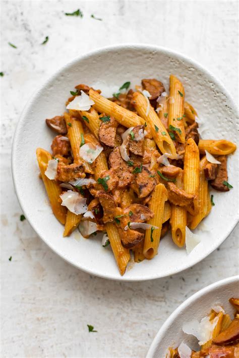 This is a delicious and healthy chicken and chorizo pasta recipe straight from the 28 day weight loss challenge and is just $3.19 per serve. Easy Chorizo Pasta • Salt & Lavender