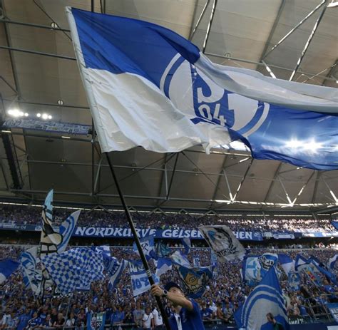Gelsenkirchen, germany — schalke has condemned the fans who police said pelted players with eggs fan groups confronted the players in the early hours of wednesday morning when the team. Fußball: Nach Elfmeter-Diskussion: Schalke-Fan zeigt ...