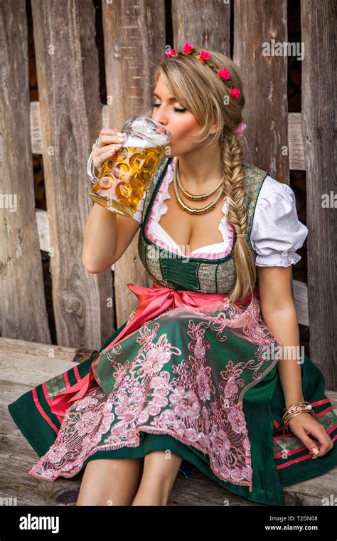 H Bsche Junge Deutsche Oktoberfest Blonde Frau In Einem Dirndl Kleid Mit Bier Stockfotografie