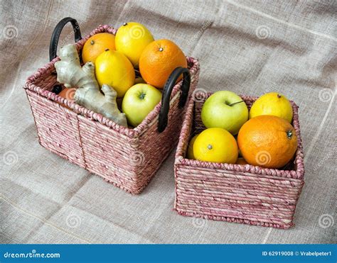 Deux Paniers En Osier Avec Des Pommes Des Oranges Des Citrons Et Le