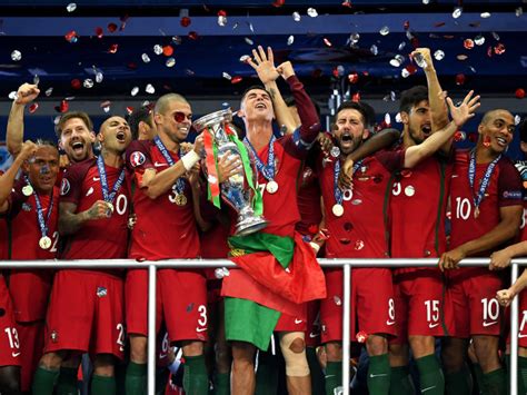 Futebol), the most popular sport in portugal, has a long and storied history in the country, following its 1875 introduction in cities such as funchal, lisbon, porto and coimbra by english merchants and portuguese students arriving back home from studying in england. Portugal Campeão Europeu de Futebol 2016 - Notícias - A ...