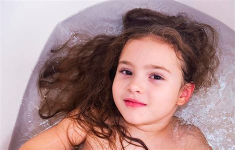 Doce Menina No Banho A Menina Criança Toma Banho Em Uma Banheira Branca Banho De Limpeza