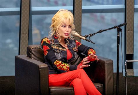 Dolly Parton Once Admitted Shes A White Knuckled Flyer