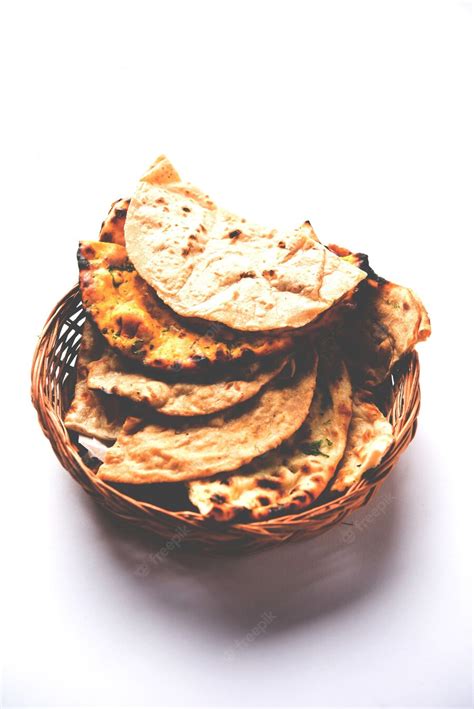 모듬 인도 빵 바구니에는 차파티 탄두리 로티 또는 난 파라타 쿨차 풀카 미시 로티가 포함됩니다 프리미엄 사진