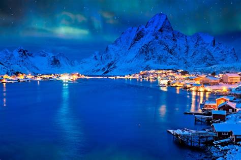 夜のレーヌ村。ロフォーテン諸島、ノルウェー プレミアム写真