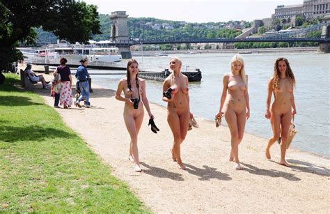 Nude In Public Photos Et Gif De Filles Exhib Dans Des Lieux Publics