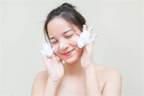 15 Facial Wash Untuk Kulit Berminyak Dan Berjerawat Blog Belanja Pay