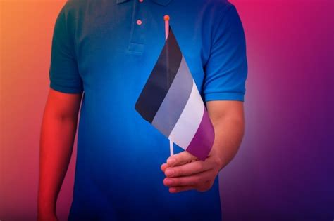 Mano Que Sostiene La Bandera En Colores Del Orgullo Asexual Foto Premium
