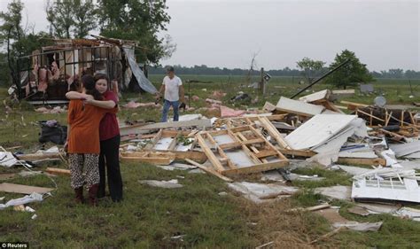 Kansas And Oklahoma Tornadoes Heartwarming Moment Woman Is Reunited