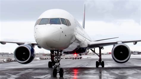 These aircraft are flown in 9 different configurations. Delta Airlines Boeing 757-200 (B752) landing in Montreal ...