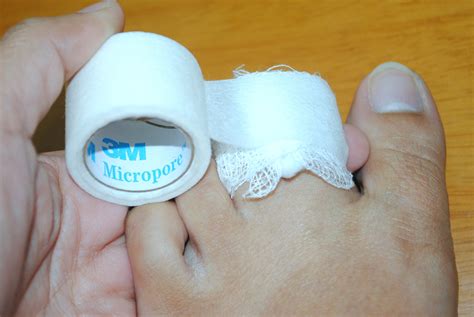 How To Buddy Tape An Injured Toe 7 Steps With Pictures Broken Toe