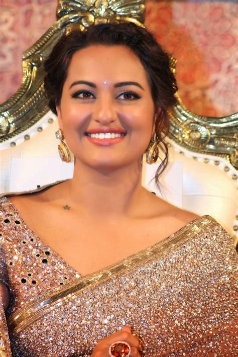 Bollywood Actress Sonakshi Sinha Hot Photos In Saree Hd Wallpapers Download