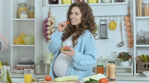 7 Foods You Should Be Eating While Pregnant And 7 Foods You Shouldnt