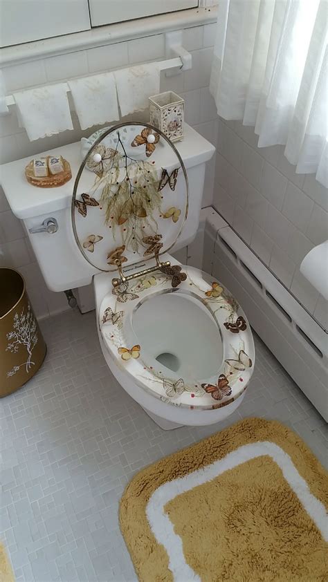 This Bathroom Has Transparent Butterfly Toilet Seats Decoração Do