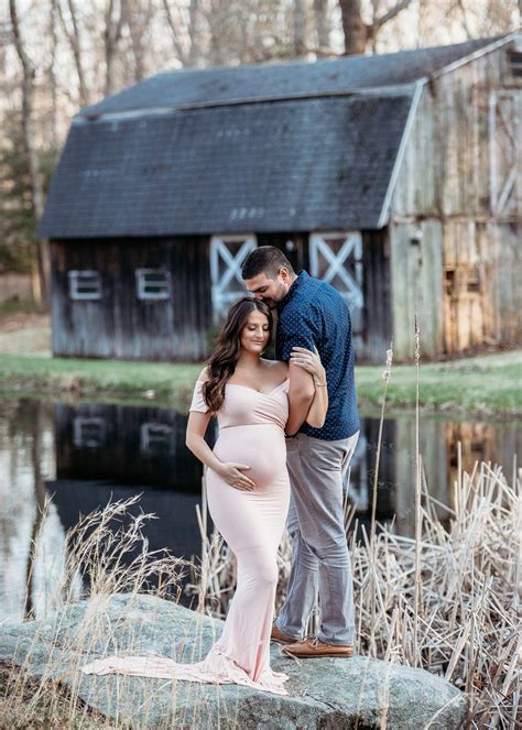 Outdoor Maternity Session In Connecticut Ct Pregnancy Photographer