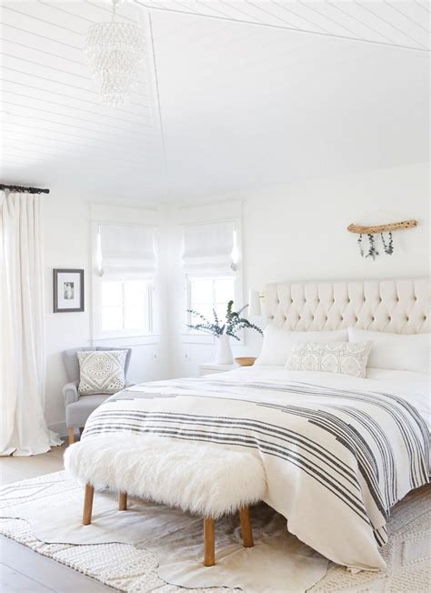 With simple wood panels and a dark stained finish, the sleigh bed is a great way to bring a mix of styles together to create your own modern look. Beautiful Homes of Instagram: California Beach House - Home Bunch Interior Design Ideas