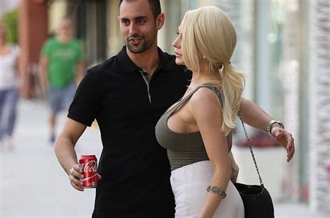 Bra Free Courtney Stodden Flashes Sideboob In Tiny Tank Top Daily Mail Celebrity Scoopnest