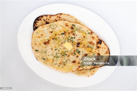 인도 탄두리 난 빵은 또한 암리차리 탄두리 난 쿨차 빵이 뜨거운 오븐 탄두르에서 요리한 빵은 인도 북부와 남부 인도에서 즐기는 인기 플랫 브레드입니다 복사 공간이 있는 흰색