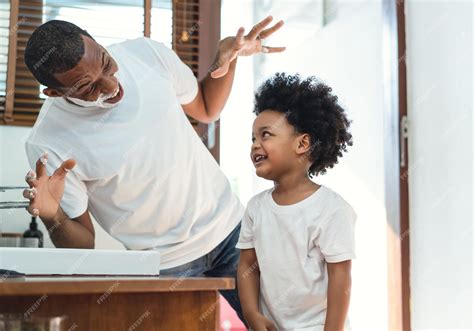 Padre E Hijo Pasando Un Buen Rato Feliz Padre Afroamericano Con Espuma