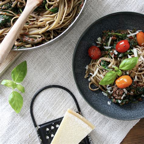 Pasta Met Rode Pesto Van Zongedroogde Tomaten Groen Fatsoen