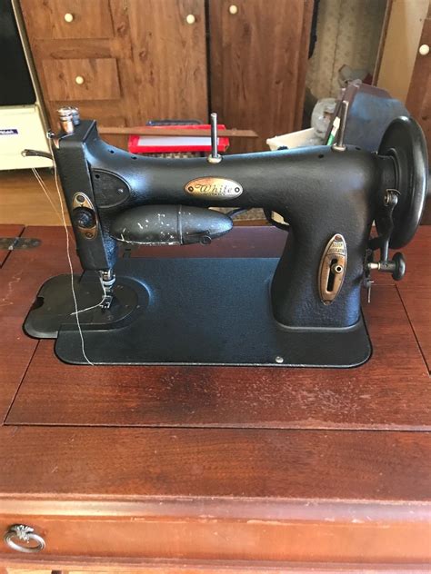 41 Vintage White Sewing Machine In Cabinet Kristunnazmul