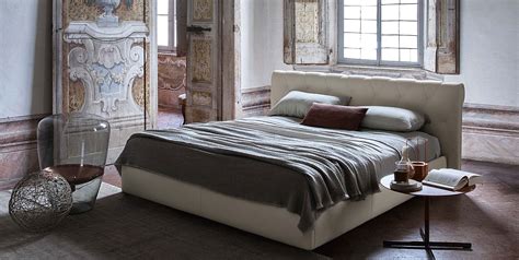 Non perderti la speciale selezione di poltrone di design famose come famosi sono i designer che le hanno progettate. Letto Bluemoon di Poltrona Frau Design Roberto Lazzeroni - Arredamento & design