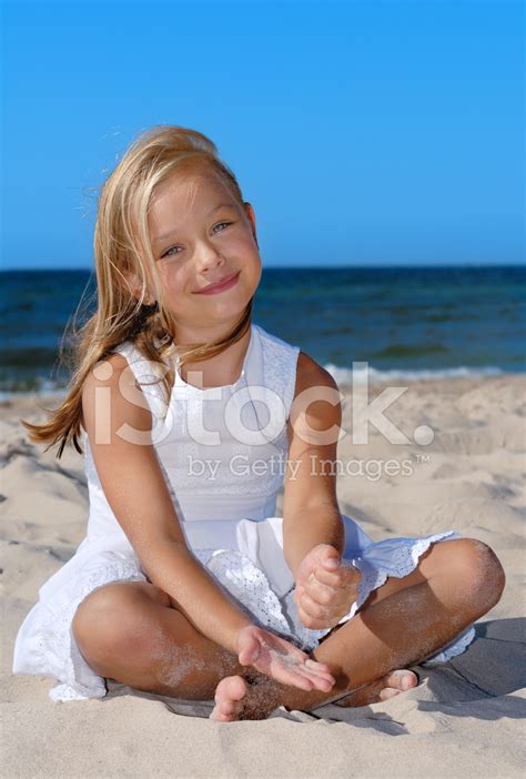 kleines mädchen am strand stockfoto lizenzfrei freeimages
