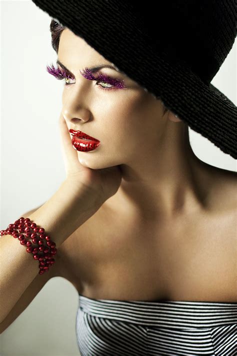 Shyn High Fashion Makeup Fashion Beauty Girl Fashion Black Lips Red