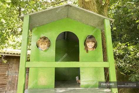 Niños Mirando A Través De Las Ventanas De La Casa Del árbol — Verde