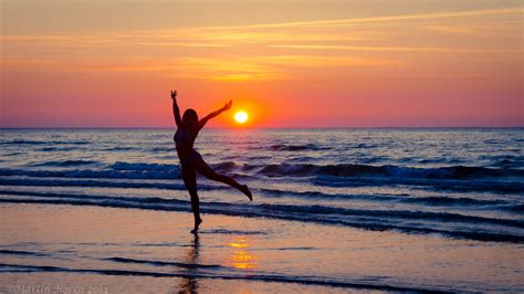 Silhouette Of Woman Dancing Near Seawave During Sunset Hd Wallpaper Wallpaper Flare