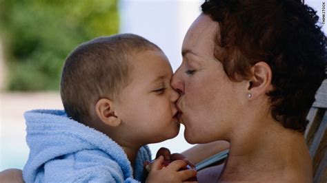 Peut On Embrasser Son Enfant Sur La Bouche Drôles De Mums