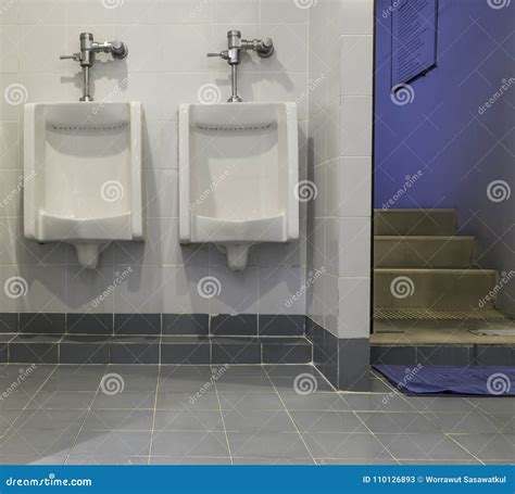 人洗手间 库存图片 图片 包括有 男性 卫生学 休息室 内部 最高限额 金属 席子 空间