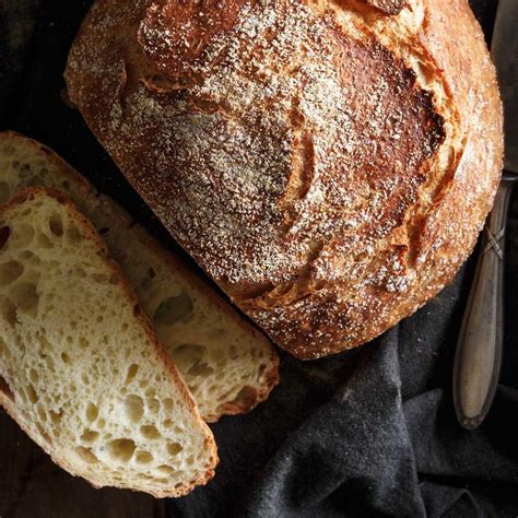 Avant d'entamer une miche de pain, la mère de famille marquait avec un couteau un signe de croix. Pain blanc | Ricardo