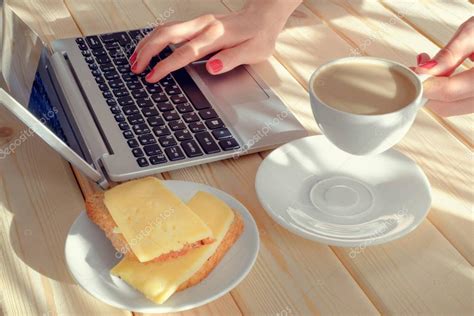 Die bandbreite möglicher jobs die zu hause erledigt werden können ist groß. Frühstück am Morgen mit einem Computer und einer Tasse ...