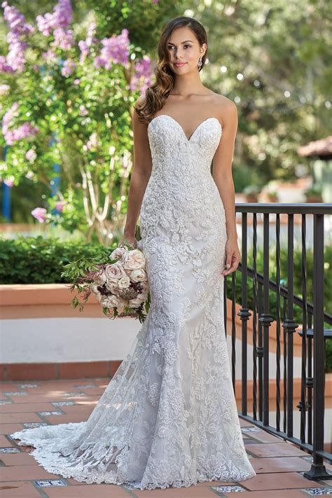 T Romantic Embroidered Lace Strapless Wedding Dress With Sweetheart Neckline