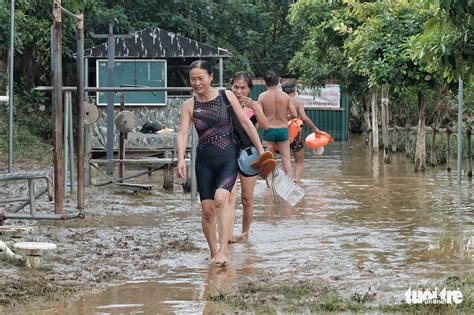 hanoi residents swim in red river despite rising water tuoi tre news