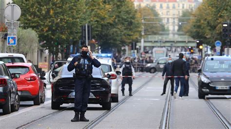 Attaque terroriste à Nice : trois morts dans une église, la France en
