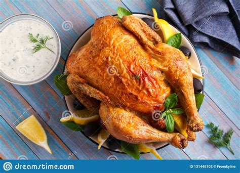 Pour the chicken stock, white wine and lemon juice all over the chicken and into the pan and add the thyme. Chicken With Greek Tzatziki Sauce Made With Yogurt ...